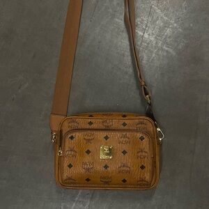 MCM AREN ZIPPERED CROSSBODY LOGO PRINT PURSE CLUTCH BAG AUTH COGNAC